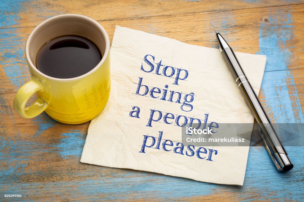 auf dem bild siehst du ein zettel wo "stop being a people pleaser" drauf steht.